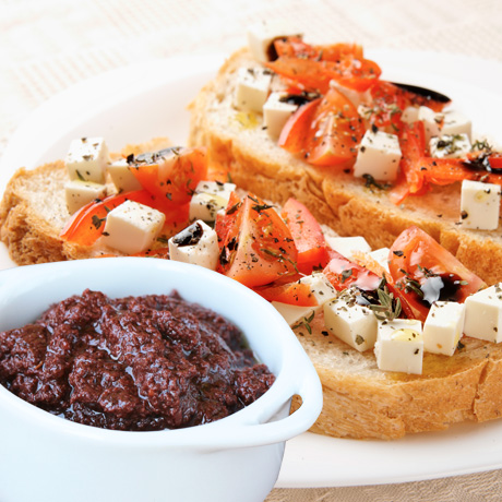 Bruschetta mit Olivenpaste mit Thymian gewürzt
